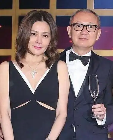 关之琳年轻时和别人合影(关之琳被称为最美十三姨)(9)