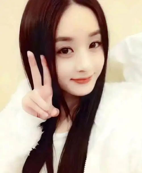 相信大家都了解现在的赵丽颖,但是你还记得刚出道时候的丽颖长什么