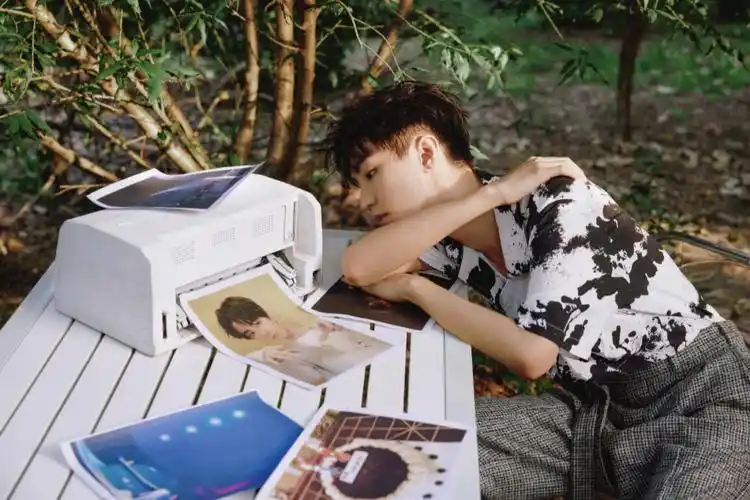 王俊凯青春无畏  小凯看的是这几张照片吧0404#王俊凯壁纸