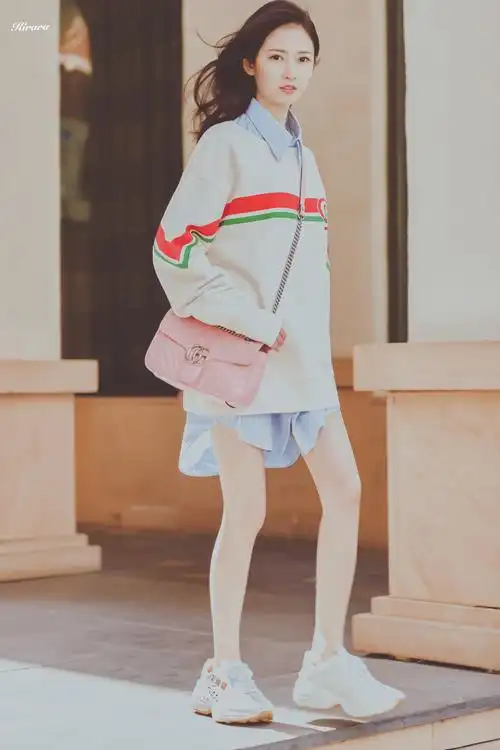 原创陈钰琪时尚感开挂穿纯色连衣裙超显气质解锁个性私服