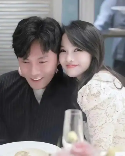 回顾秦昊老婆跑韩国打水光针,56岁伊能静满脸针眼,感慨:真的很痛