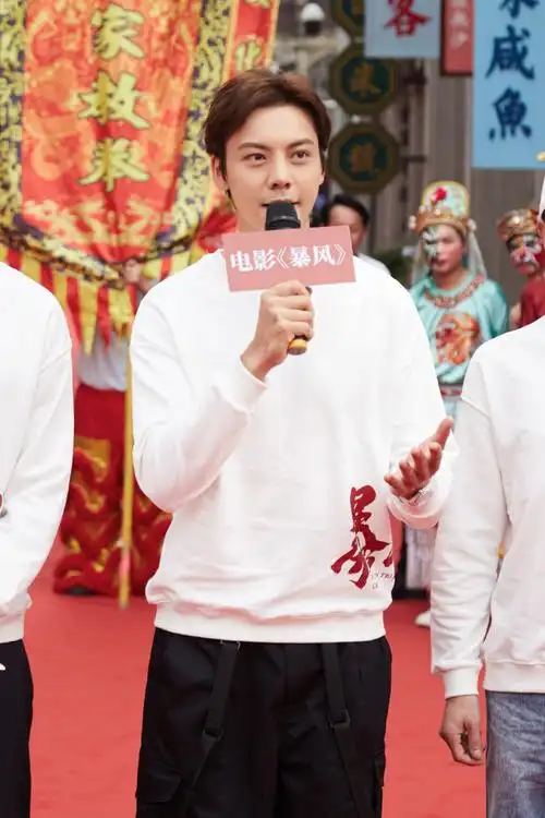 陈伟霆汕头小公园宣传新电影