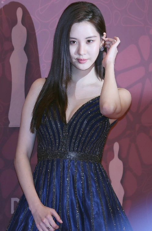 徐贤越来越美,整个人是有气质的,有一股劲儿在,特别是参加完我结红薯