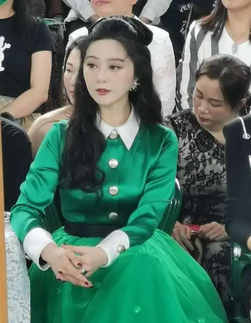 奶奶灰色的发色配上高高的马尾,衬得范冰冰整个人愈发地神采奕奕,也更