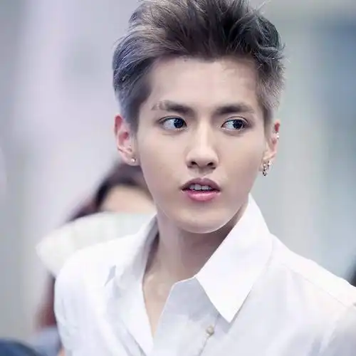 组图:真的瘦了!吴亦凡晒近照 下巴尖尖重回小v脸减肥见成效