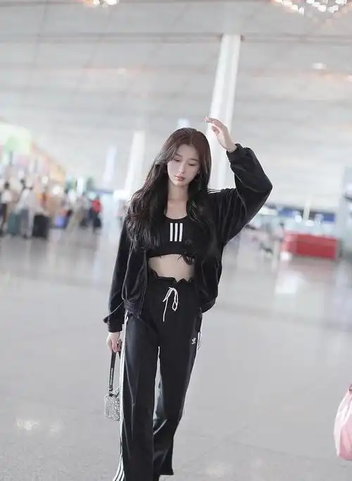 虞书欣不装嗲更气质全身黑色装look走机场背心仅有巴掌大