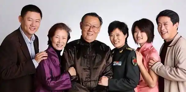 吕中:23岁嫁人,与丈夫恩爱53年难舍难分,一双儿女是她的骄傲_陆忠