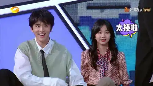 《快本》谭松韵坐滑板撞到张新成,谁发现张新成的举动?有点甜!