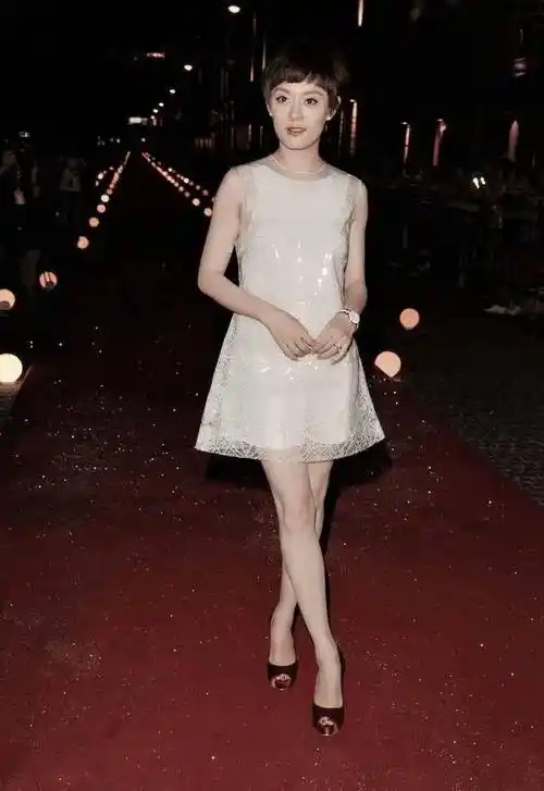 在炎热的夏季中不会穿出闷热的感觉,脚上搭配一双红色鱼嘴高跟鞋,在