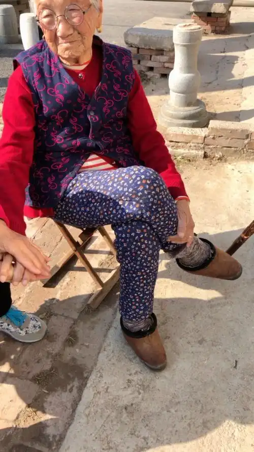 看看100岁的老奶奶,小脚穿的是什么?