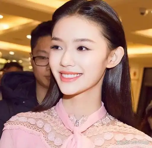 假发假臀假肌肉,看到明星真实的一面,网友:我的容貌焦虑治好了