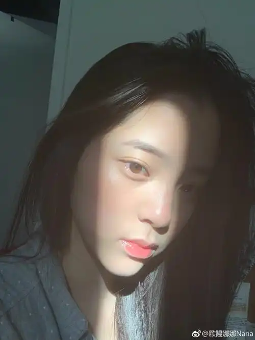 欧阳娜娜第一学期结束复工晒自拍不洗头自嘲做作有胡子