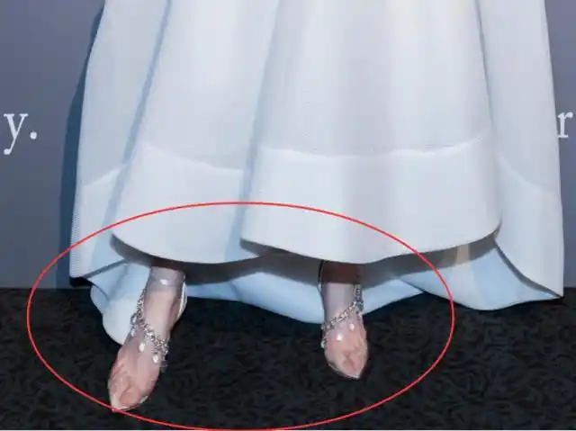 郭碧婷现身某代言活动,一袭白裙从容优雅,可看到脚趾头瞬间沉默