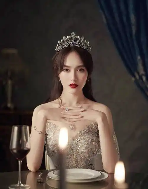 唐嫣穿公主裙出席活动,生图暴露真实身材,双腿修长没_