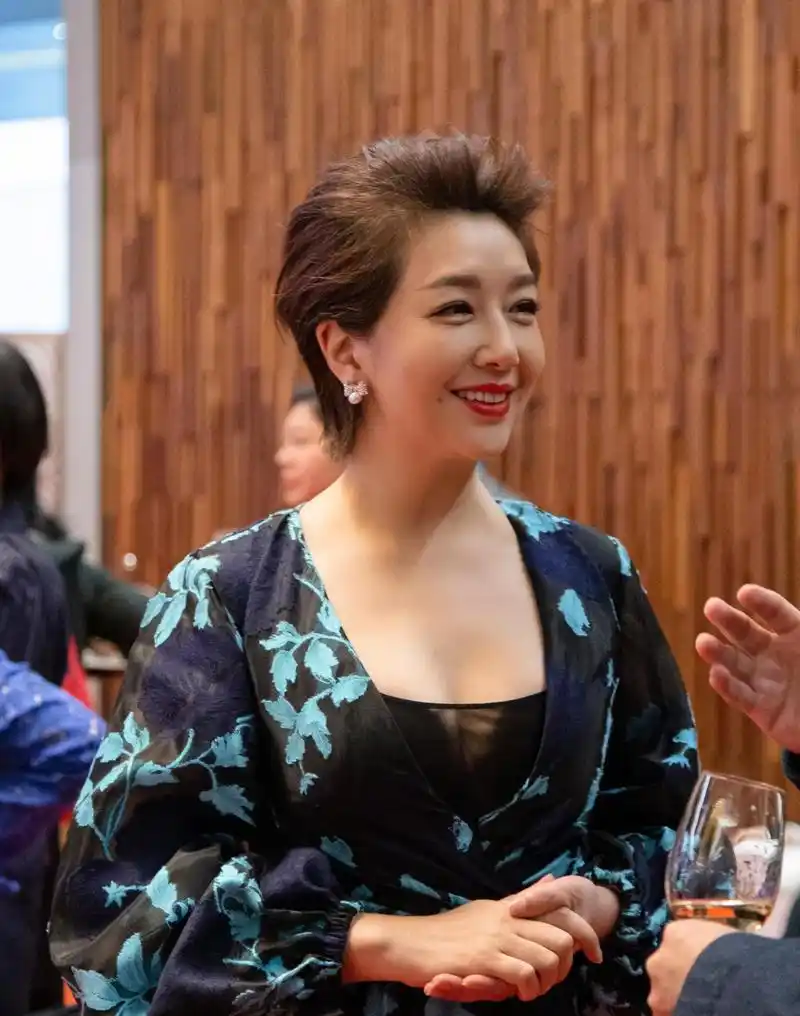 江珊身材发福像大妈,可气质依旧在,穿深v显富态美__财经头条