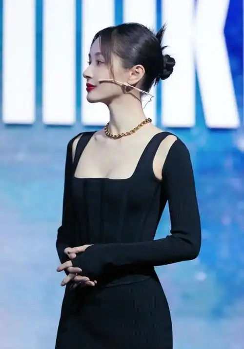 37岁王子文惊艳亮相颜值变高五官更立体方形吊带太迷人