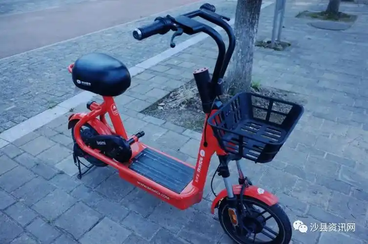 拜米电单车:车体颜色为橘色,车型较小,有车筐,有车铃,无后座.