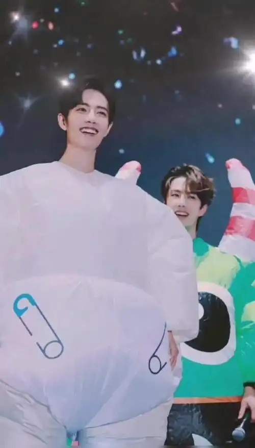 王一博的眼神无处安放终是放在了肖战身上