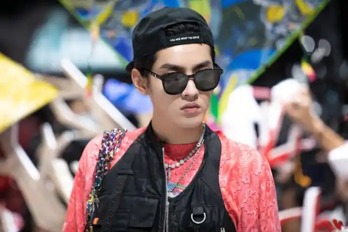 最新行程丨吴亦凡蓝色深v西装造型释出:今晚和潮流发起人吴亦凡一起