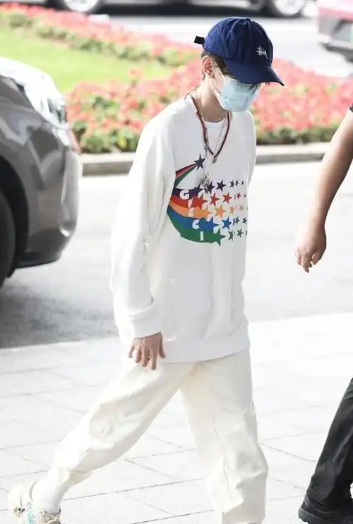 王源这套白色穿搭看着没什么亮点但感觉真清爽少年感挡不住