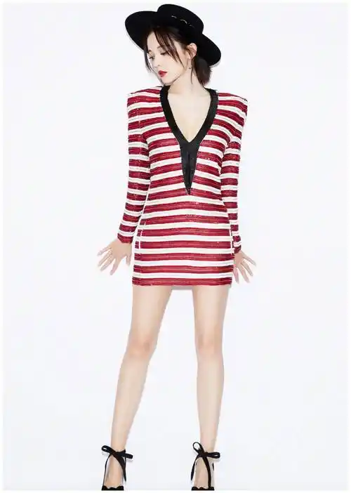 古力娜扎穿着全身红色条纹的连衣裙.