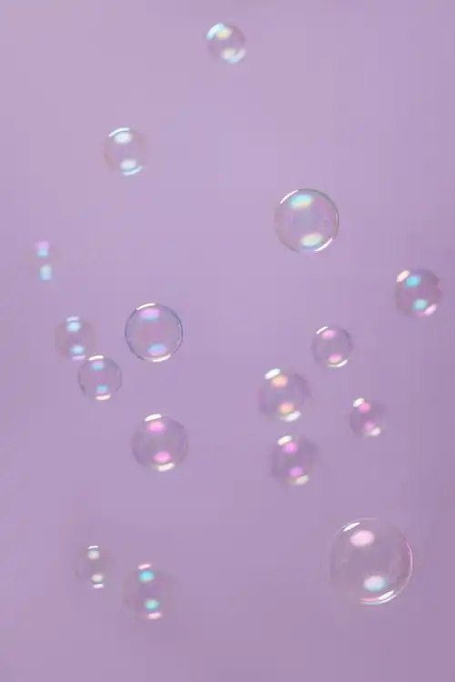 紫色背景上的气泡图片