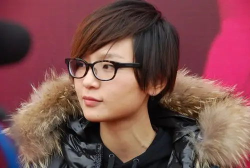 方脸短发发型图片 直接上图片