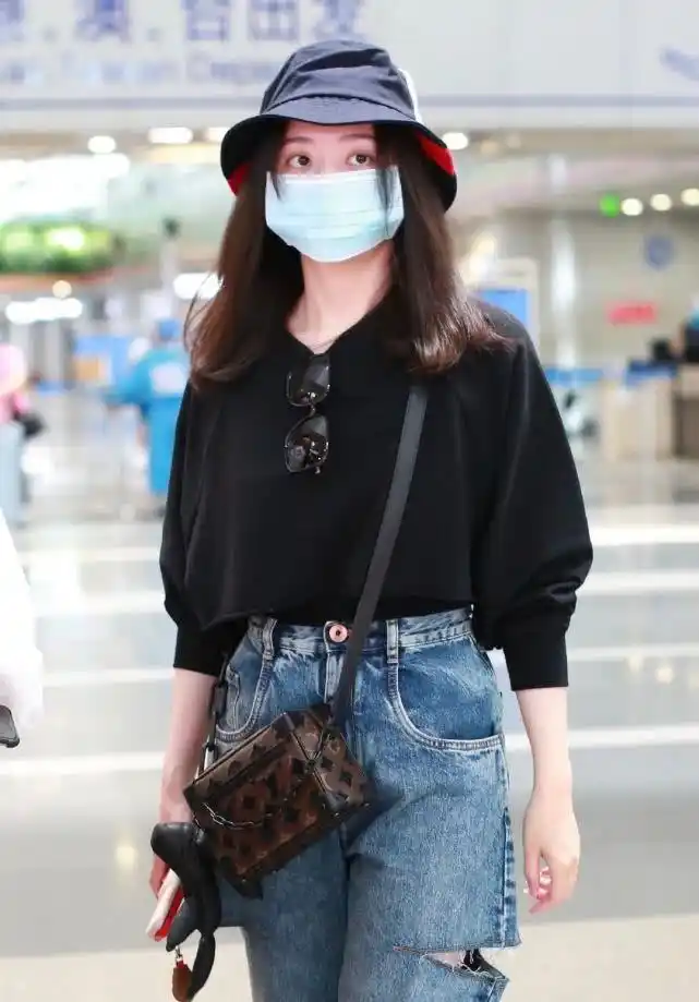 原创张靓颖瘦了好多!黑色t恤配牛仔裤走机场,时髦亲切太接地气