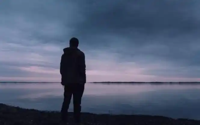 一个男人孤独沧桑背影图片