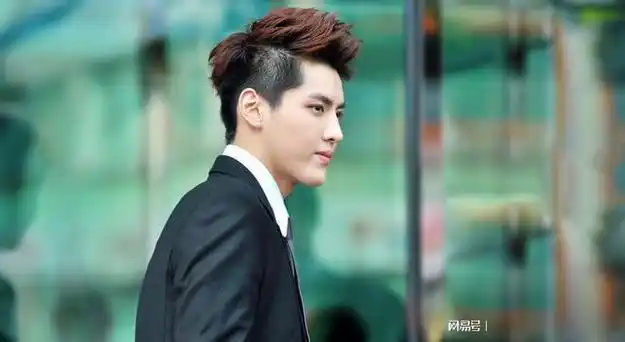 吴亦凡:2021年6月被曝涉嫌强奸多名女性,随后被prada解约.