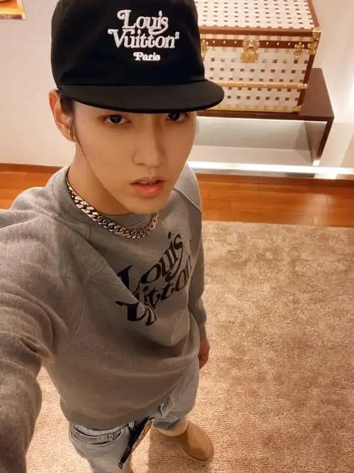 路易威登品牌代言人吴亦凡身着 lv05 系列 解开virgil abloh首个