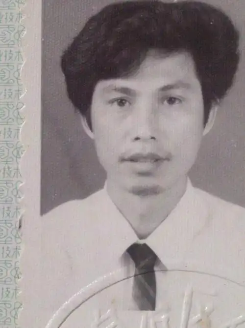 是不是所有的证件照都拍的很难看?你们的呢?