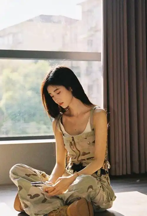 在众多的明星中,鞠婧祎无疑是一个独特而耀眼的存在.