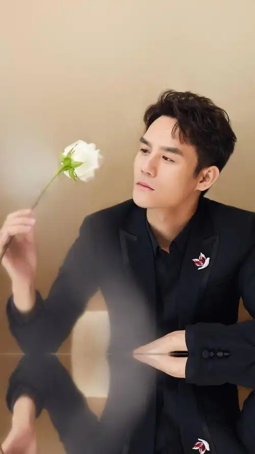 演员王凯,温文儒雅又从容自若,期待他的新剧,先来看帅照吧