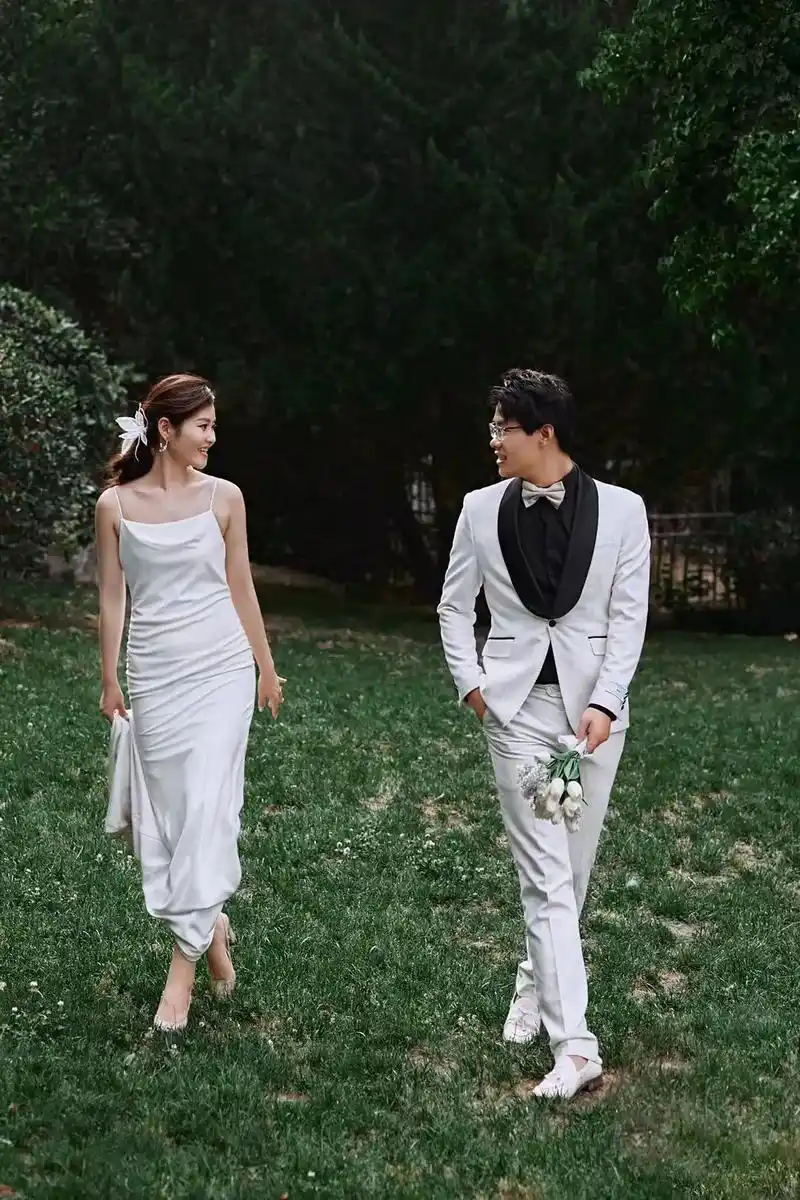 清新又大气的外景婚纱照色调的高级感融合静谧的草坪仙气唯美 - 抖音