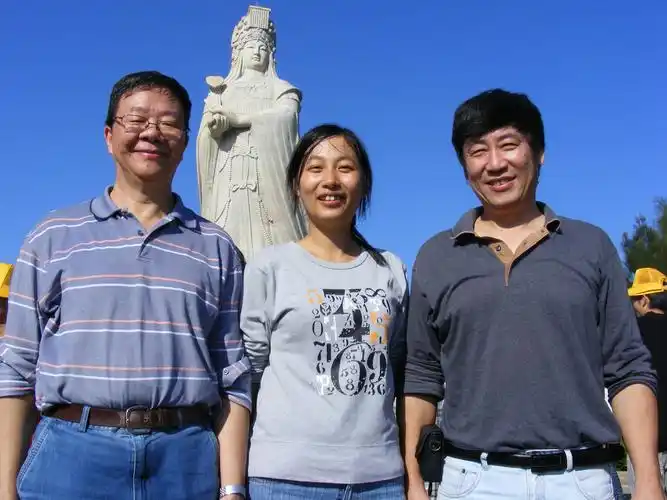 妈祖塑像三人合影 br /> 天空真美啊!蔚蓝色的天空与海洋.