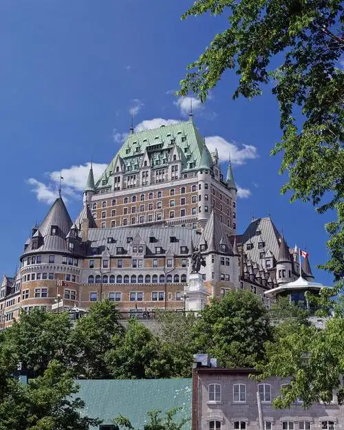 加拿大是一个美丽的国家,拥有广阔的土地和许多景点.