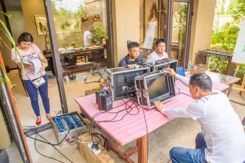 正式拍摄前,剧组工作人员正在安装设备,调试机器