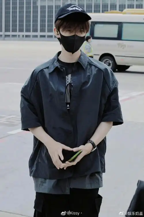 贺峻霖all black机场图##贺峻霖微博电影之夜出发路透