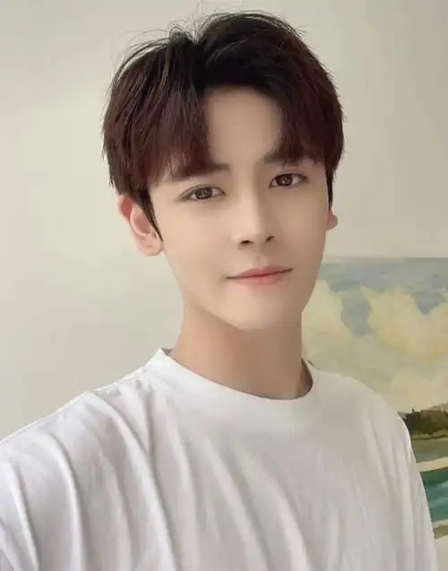 分头发型是大学校园中很常见的一种发型,四六分的造型很容易把发根