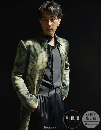 刘恺威秋日大片曝光光影之间展现绅士魅力