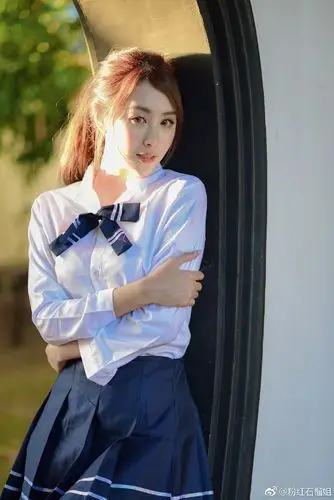 白色衬衣搭配百褶裙,学生装清纯可爱娇柔佳人