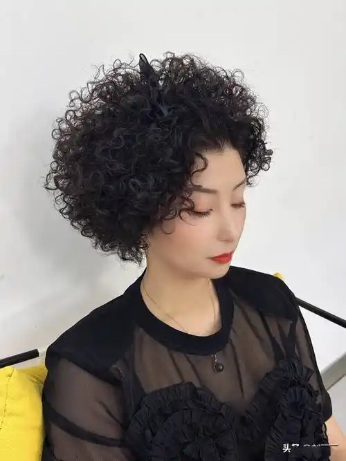 蓬松的小卷卷满头烫,让整个发型呈现出一个饱满的轮廓,十分的显发量