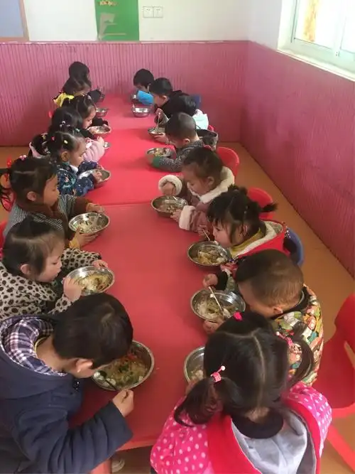 时间过的真快,转眼之间我们小二班的宝宝们已经上幼儿园二个月了,看看