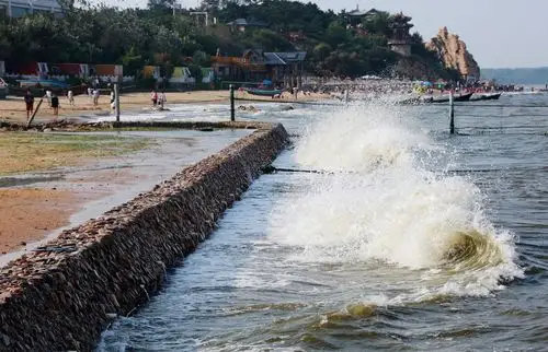 涨潮了,恰好风向岸边,拍岸而来的海浪绚丽多姿,美不胜收,令人