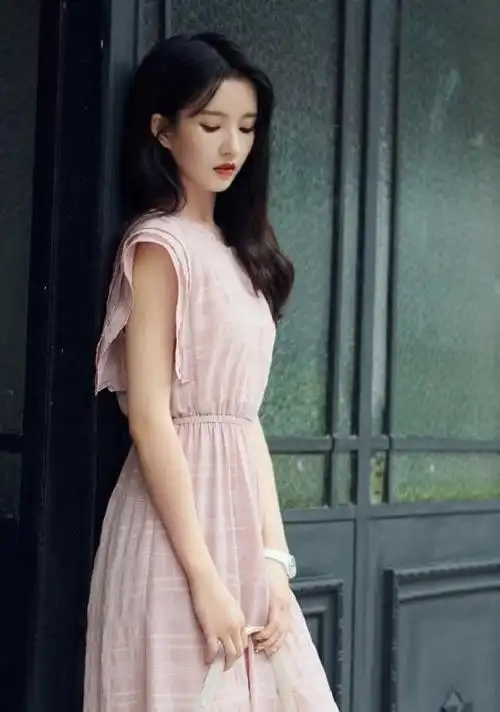 刘些宁将无袖连衣裙带火了,优雅还清凉,高级感很足