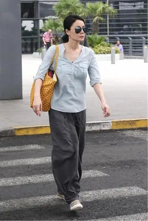 51岁王菲素颜走机场,穿衬衫配灯笼裤好休闲,高冷气质学不来|工装裤|白
