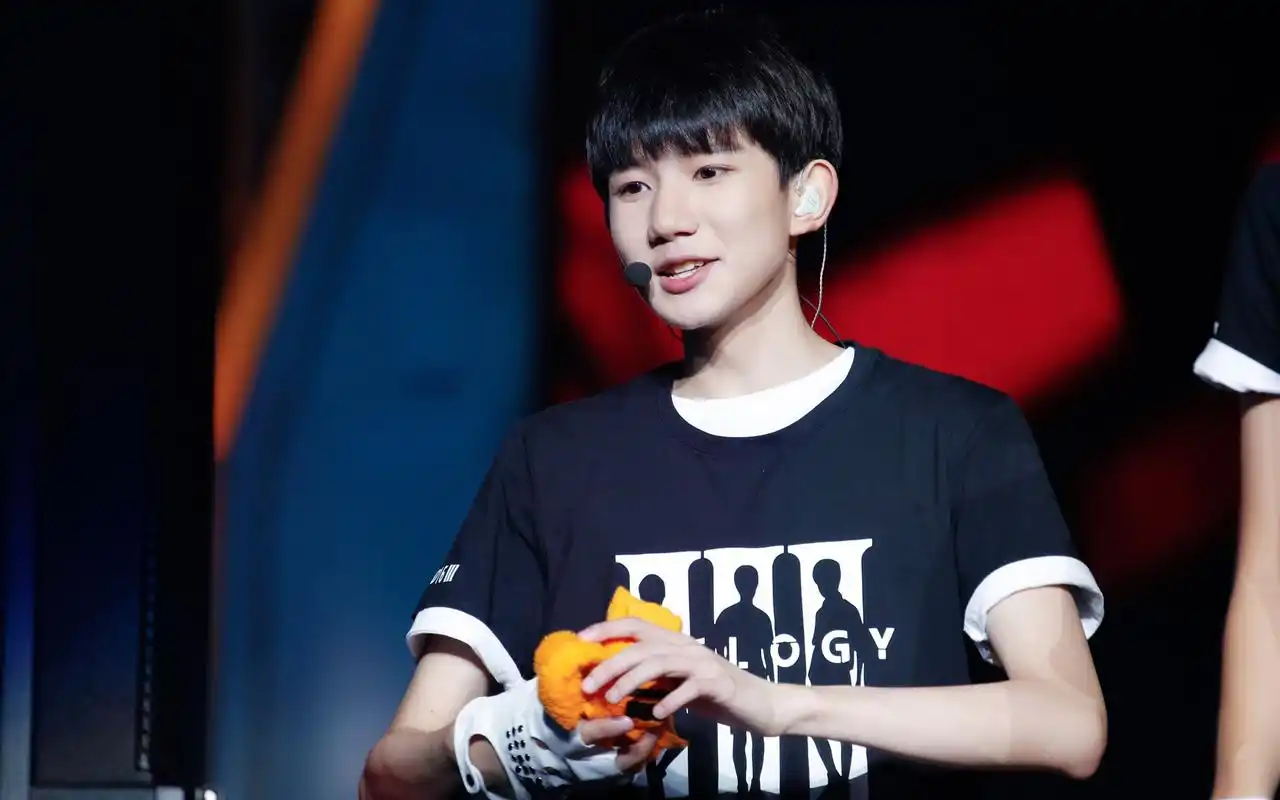 tfboys王源演唱会高清图片桌面壁纸