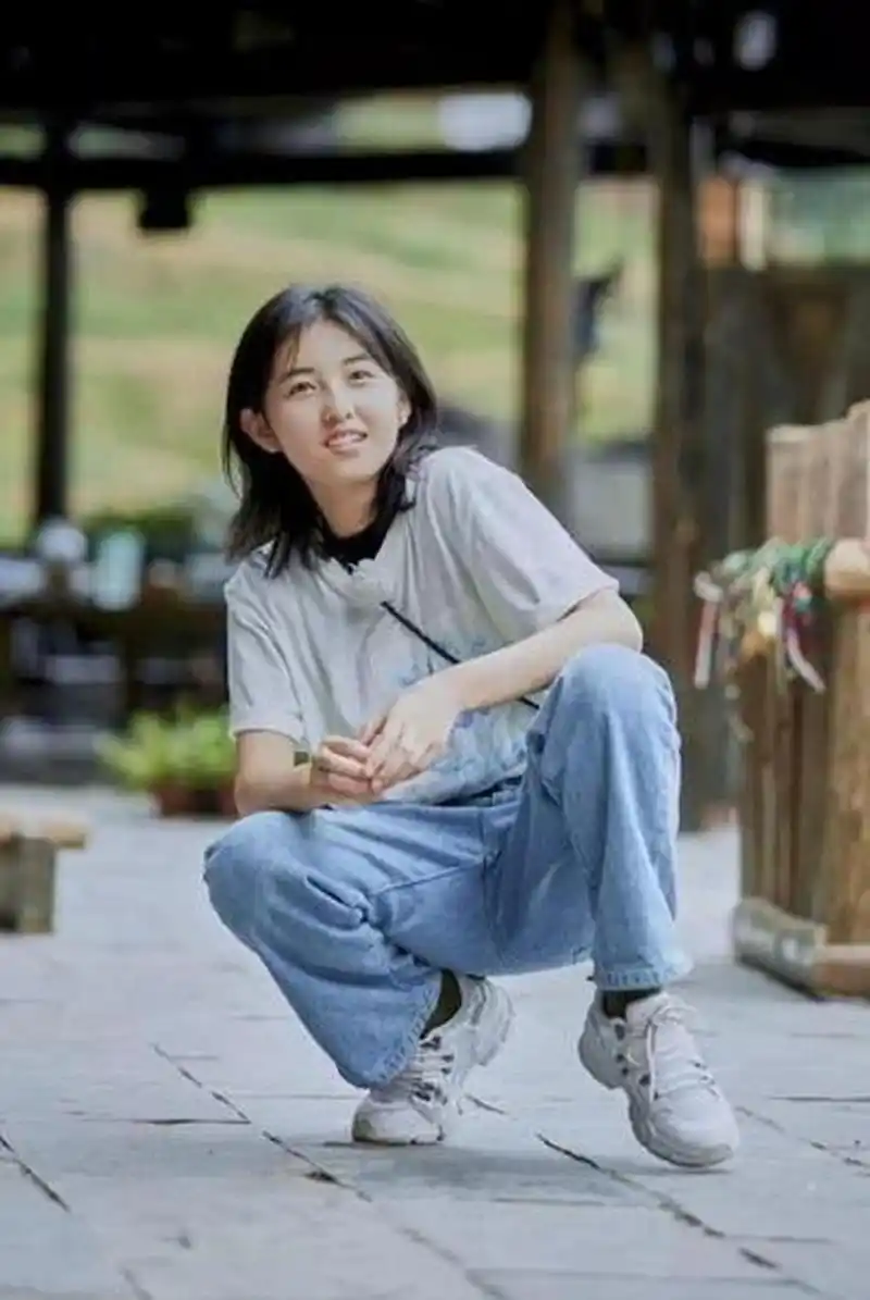 张子枫志愿军吃土豆镜头 近日,电影志愿军雄兵出击曝光了一组张子枫吃