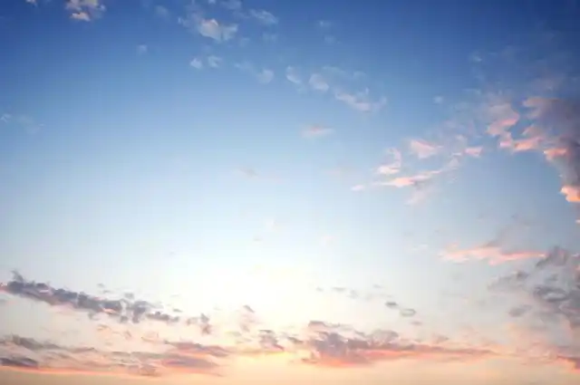 天空素材导入ps,覆盖在照片的上面.